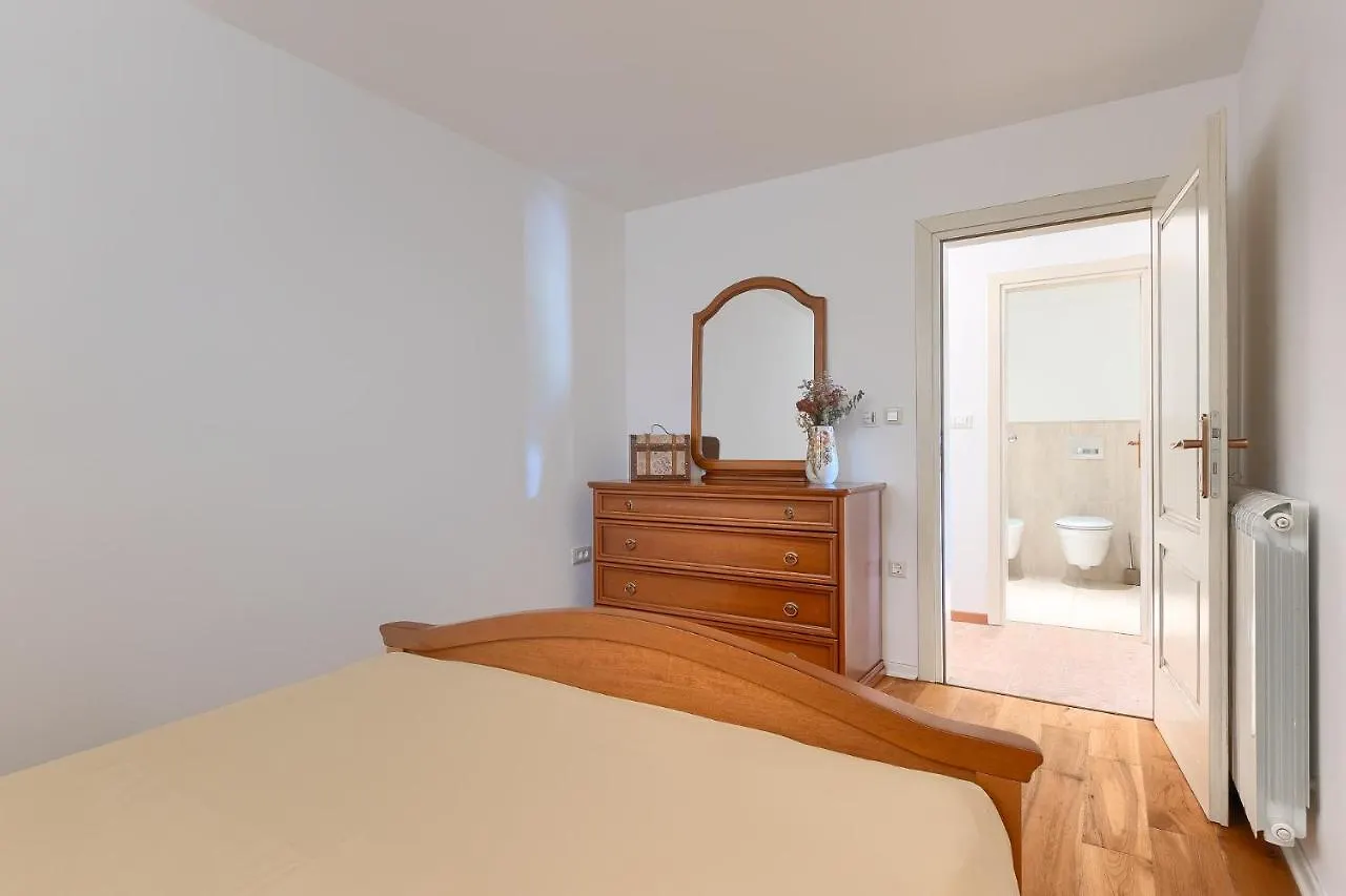 Nona'S Garden Apartment Pula
